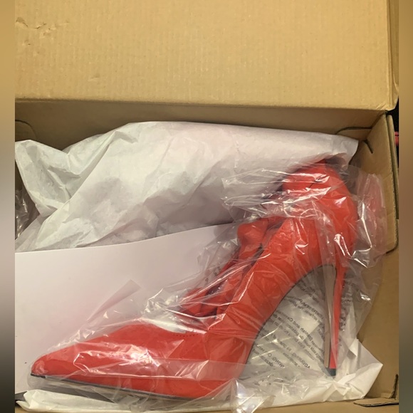Shoedazzle/ Size: 11/ Red Pumps - Picture 4 of 5